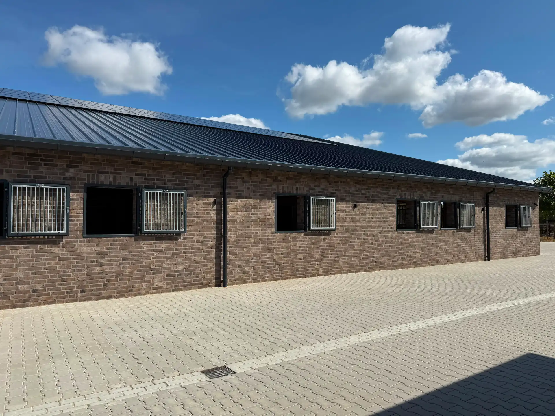 Außenansicht der Stallungen im Equine Health and Care Center